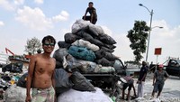 Kini mereka hanya bisa pasrah dan mencari tempat baru untuk bertahan hidup.