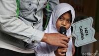 Para siswa juga diberikan kesempatan untuk berbicara.