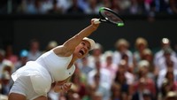 Halep lantas memegang break point untuk menjauh keunggulan atas Serena sebelum akhirnya menang 6-2, setelah pukulan lawan mengenai net. Hannah Mckay/Reuters.