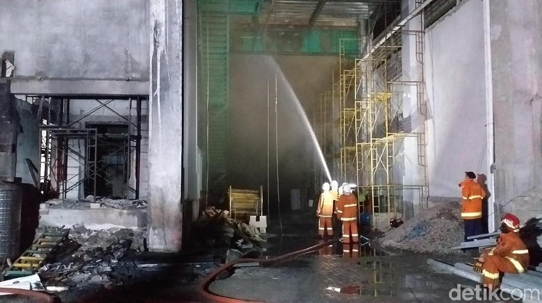 Api yang Bakar Gudang Dapat Dikendalikan, PMK Lakukan Pembasahan Api yang Bakar Gudang Dapat Dikendalikan, PMK Lakukan Pembasahan