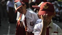 Silau karena cahaya matahari, apa malu dipotret ya?.