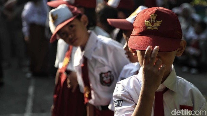 Hari ini merupakan hari pertama sekolah siswa SD. Begini beragam ekspresi mereka di hari pertama masuk sekolah.