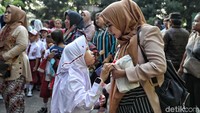 Kira-kira apa yang diomongin anak ini ya ke bundanya?
