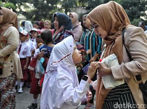 Manfaat Psikologis Mengantar Anak di Hari Pertama Sekolah