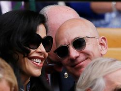 Melihat Manusia Terkaya Dunia Lengket dengan Kekasihnya