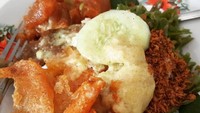 Dari Jateng lauk nasi langginya berupa oseng kacang, sambal goreng krecek, opor dan kering tempe. Foto : Instagram @agungcbr1000rr