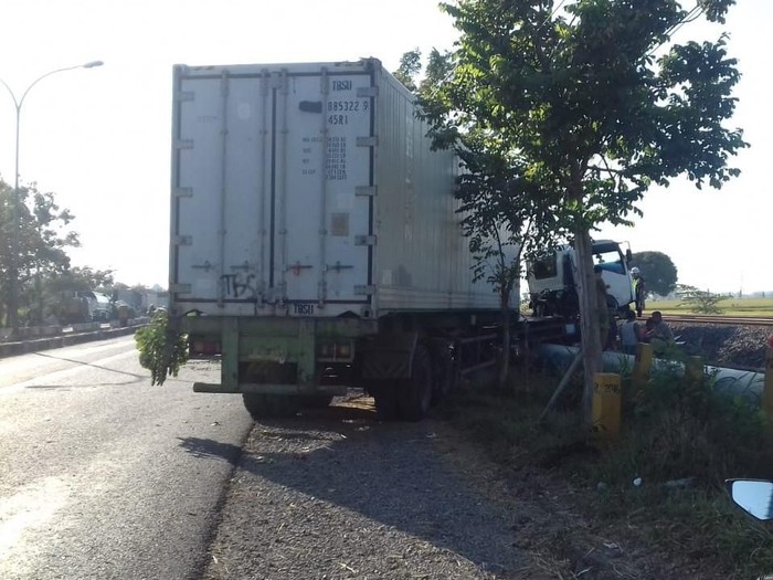 Truk Nangkring di Pipa Air Usai Hantam Pembatas Jalan Truk Nangkring di Pipa Air Usai Hantam Pembatas Jalan