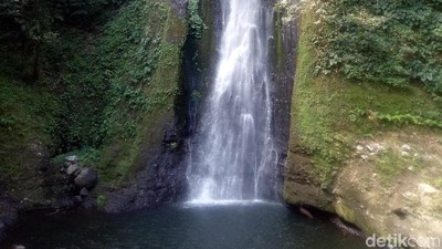 Foto: Air Terjun Berjalur Ekstrem dari Dompu