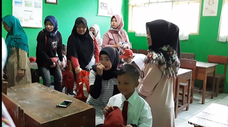 Hari Pertama Sekolah, Ortu Datang Subuh untuk Pilih Bangku Anaknya Hari Pertama Sekolah, Ortu Datang Subuh untuk Pilih Bangku Anaknya