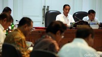 Pertama, Jokowi memprioritaskan untuk memperbaiki kualitas SDM baik melalui pendidikan, kesehatan, pelatihan-pelatihan dan lainnya.