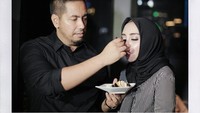 Kali ini Sunan Kalijaga tengah menyuapi Alma. Momen ini terjadi saat perayan ulang tahunnya di tahun lalu. Foto: Instagram salmafinasunan