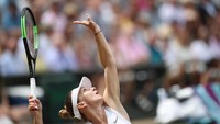 Sejak set pertama, Halep sudah mendominasi dengan unggul cepat 4-0 atas Serena yang banyak membuat kesalahan. Sempat memperkecil jadi 2-5, Serena akhirnya tumbang dengan skor 2-6 hanya dalam waktu 26 menit. Carl Recine/Reuters.