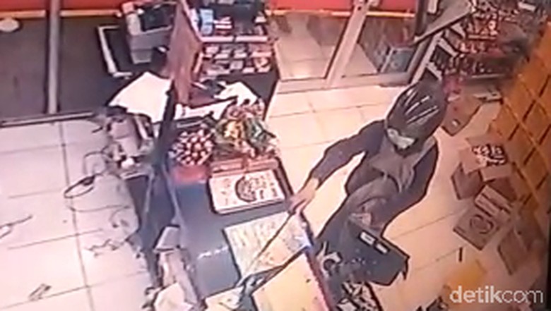 Perampok Satroni Minimarket di Surabaya, Todong Kasir dengan Golok Perampok Satroni Minimarket di Surabaya, Todong Kasir dengan Golok