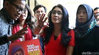 Pantauan detikcom, Baiq Nuril tiba di Kantor Staf Presiden (KSP), sekitar pukul 10.00 WIB. Baiq Nuril didampingi kuasa hukumnya, anggota DPR RI Rieke Diah Pitaloka, dan Direktur Eksekutif Amnesty Internasional Indonesia Usman Hamid.