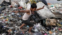 Para pemulung ini tidak tahu harus pindah kemana.