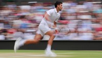 Saling susul poin terjadi nyaris di sepanjang laga, sampai akhirnya sang petenis asal Serbia itu menang dengan 7-6 (7-5), 1-6, 7-6 (7-4), 4-6, dan 13-12 (7-3). Andrew Couldridge/Reuters.