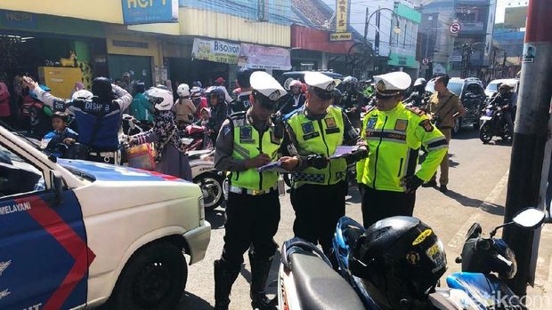 Belasan Motor yang Diparkir Sembarangan di Garut Diangkut