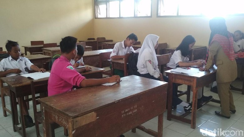SMP Tulungagung Ini Hanya Punya 9 Siswa di Hari Pertama Sekolah SMP Tulungagung Ini Hanya Punya 9 Siswa di Hari Pertama Sekolah