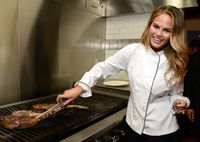Taburi Gula Saat Beignet Masih Panas, Chrissy Teigen Dinyinyiri Netizen