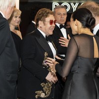 Duke dan Duchess of Sussex itu turut menyapa penyanyi gaek yang juga kerabat dekat keluarga Kerajaaan Inggris, Elton John. Elton sendiri adalah pengisi soundtrack di film animasi orisinal Lion King yang dirilis pada 1994 lalu. Foto: Getty Images