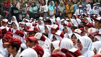 Para orang tua turut mendampingi.