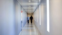 Lorong penjara di dalamnya. Terlihat putih dan bersih, jauh dari kesan angker dan suram. berbagai fasilitas di dalamnya pun lengkap, dari kelas yoga sampai studio rekaman (BBC)