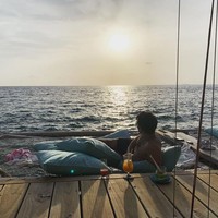 Keduanya memamerkan liburan mewah dan kemesraan mereka di Instagram masing-masing. I found happiness #discoversoneva, tulis Joe Jonas di caption foto. Foto: Instagram/@joejonas, @sophiet, @discoversoneva