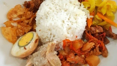 Pagi Ini Tambah Energi dengan Sarapan Nasi Langgi Berlauk Komplet