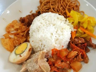 Pagi Ini Tambah Energi dengan Sarapan Nasi Langgi Berlauk Komplet