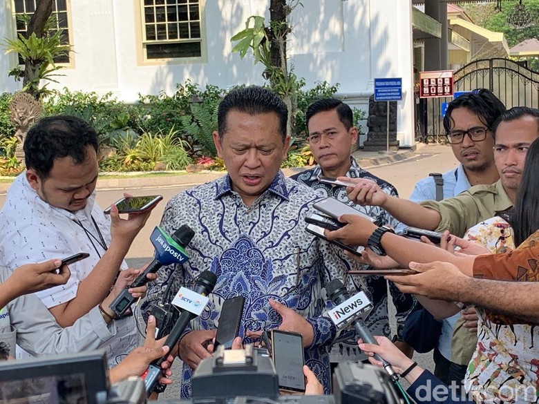 Jokowi Undang Bamsoet ke Istana Siang Ini, Bahas Apa? Jokowi Undang Bamsoet ke Istana Siang Ini, Bahas Apa?