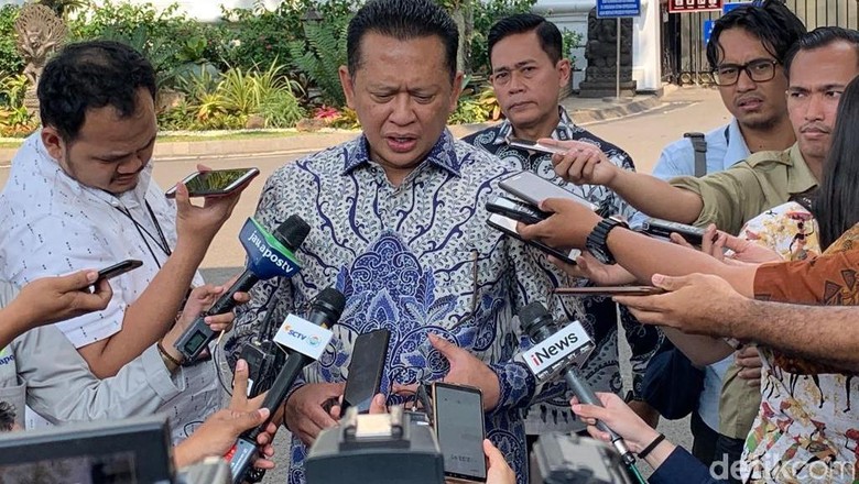 Bertemu Jokowi Naik Tesla, Bamsoet Mengaku Tak Minta Restu Caketum Golkar Bertemu Jokowi Naik Tesla, Bamsoet Mengaku Tak Minta Restu Caketum Golkar