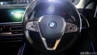 Dari segi dapur pacu, BMW X7 yang dipasarkan di Indonesia adalah xDrive40i yang dibekali mesin 3.0 liter enam silinder BMW TwinPower Turbo dikawinkan dengan transmisi Streptonic Sport - 8 Percepatan.