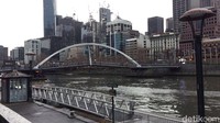 Ada aturan yang berbeda dengan Indonesia. Di Australia, jangan pernah bermain handphone saat menyeberangi pelican cross (Rahmayoga/detikcom)
