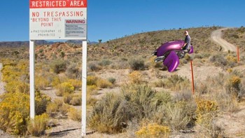 Rencana lain adalah mengambil pesawat alien di Area 51 untuk kabur setelah menyerbu. Foto: istimewa