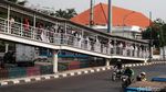 Pelajar Antre TransJ di Halte Pasar Baru