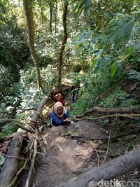 Ada Air Terjun Mengesankan Balik Jurang di Dompu