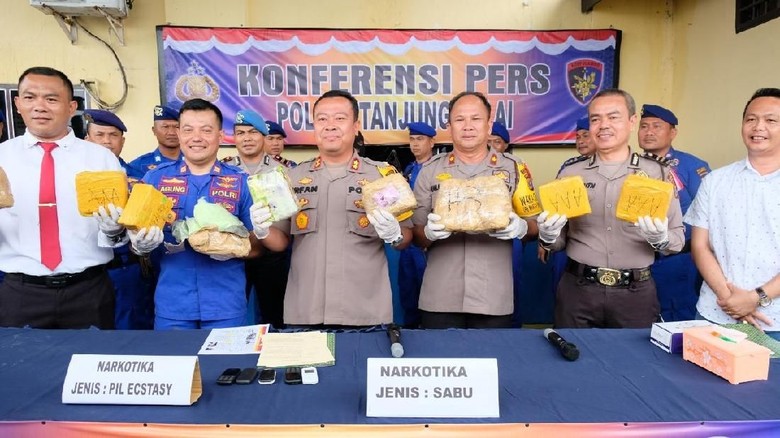 Polres Tanjung Balai Gagalkan Penyelundupan 9,6 Kg Sabu dan Ribuan Ekstasi Polres Tanjung Balai Gagalkan Penyelundupan 9,6 Kg Sabu dan Ribuan Ekstasi