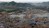 Gempa berkekuatan dahsyat juga pernah mengguncang daerah di Indonesia, tepatnya di wilayah Aceh pada tahun 2004. Gempa berkekuatan 9,1 SR itu memicu gelombang tsunami yang berimbas hingga ke sejumlah negara dan menewaskan hingga 226 ribu jiwa di sepanjang garis pantai Samudera Hindia. Istimewa/Dok. Wikipedia/United States Navy.