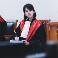 Adalah akun @MatthewTanoe yang pertama kali berbagi foto hakim berparas cantik dan imut tersebut. “Kamu divonis jatuh cinta tapi tidak bisa memiliki selama seumur hidup. Tok,” cuit Matthew yang telah disukai 32 ribu lebih pengguna Twitter lainnya. Foto: Dok. Twitter @MatthewTanoe