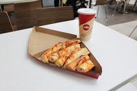 Mau Beli? Resto Ini Punya Menu Baru Isinya Cuma Roti Pinggiran Pizza