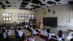 Potret Hari Pertama Masuk Sekolah di Tengah Keterbatasan