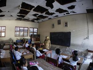 Potret Hari Pertama Masuk Sekolah di Tengah Keterbatasan