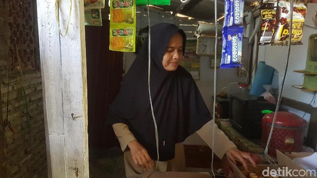 Guru Honorer Gaji Rp 350.000 Tinggal di WC, Anggaran Negara Nggak Cukup?