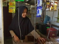 Guru Honorer Gaji Rp 350.000 Tinggal di WC, Anggaran Negara Nggak Cukup?