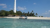 Pulau Lengkuas di Belitung, dapat ditempuh dari Pantai Tanjung Kelayang. Dari kota Tanjung Pandan naik kendaraan 30 menit, kemudian naik kapal sekitar 15-20 menit (Shinta Angriyana/detikcom)