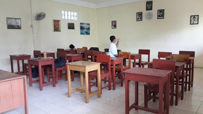 Hari Pertama Sekolah, SMP di Bekasi Ini Cuma Punya 2 Siswa Baru Hari Pertama Sekolah, SMP di Bekasi Ini Cuma Punya 2 Siswa Baru