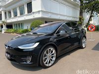 Mobil Tesla Bamsoet terparkir di Istana.