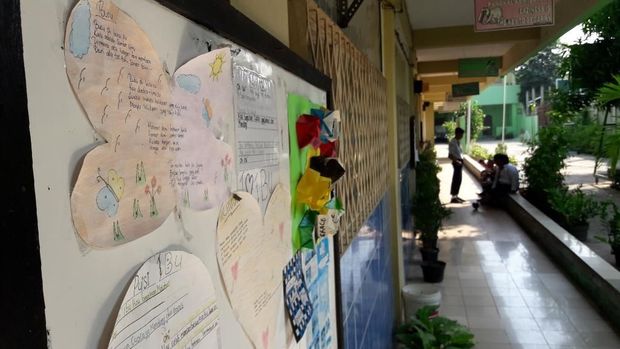 Para siswa ngobrol saat jam istirahat.