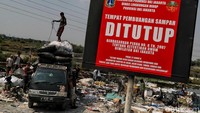 Menurut keterangan petugas, penutupan TPS (tempat pembuangan sampah)  dan pemukiman di kawasan tersebut karena para warga pemulung tersebut tinggal di tanah milik Pemprov DKI Jakarta.