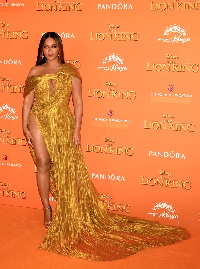 Premier The Lion King di London, Inggris, Minggu (14/7/2019), kedatangan tamu spesial. Selain para bintangnya, acara tersebut juga dihadiri oleh Pangeran Harry dan Meghan Markle. Di situlah, Meghan untuk pertama kalinya bertemu Beyonce, penyanyi sekaligus pengisi suara karakter Nala. Foto: Getty Images